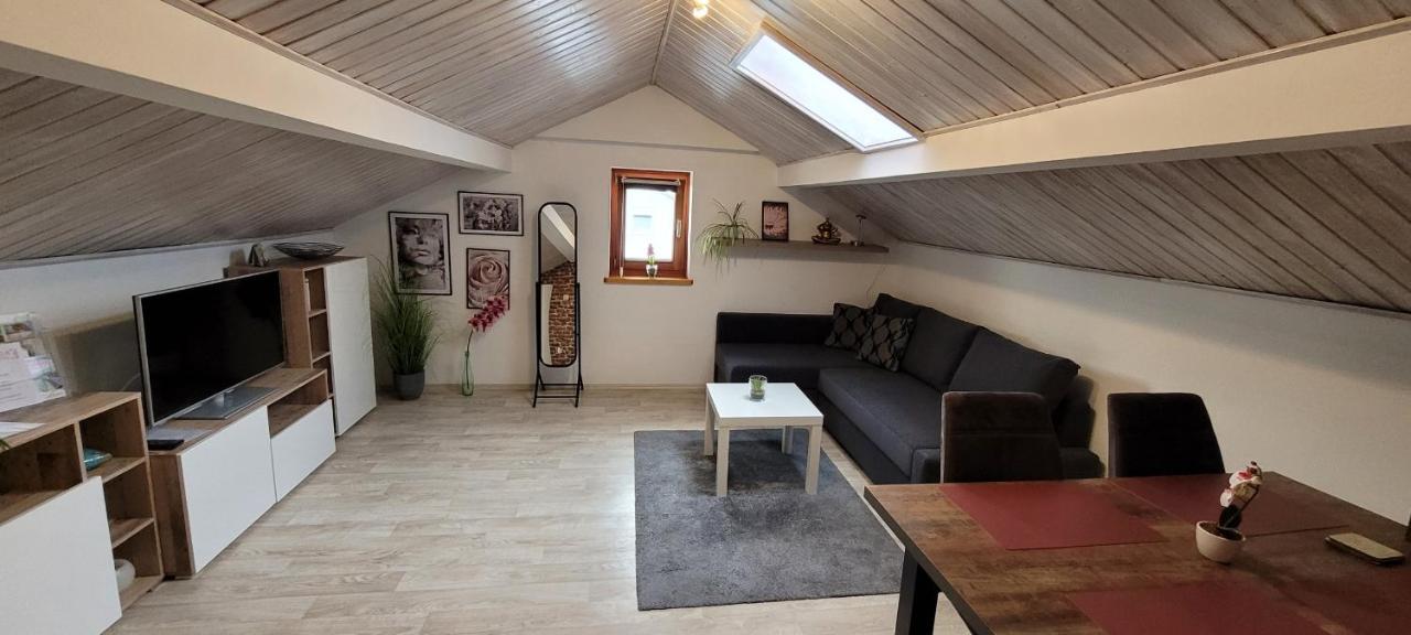 Kleine Gemuetliche Mansardenwohnung Im Suedosten Muenchens Assling Екстериор снимка